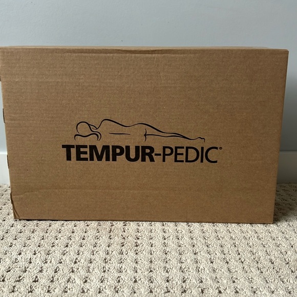 NEW!! Tempur-pedic  Pillow - Picture 1 of 4